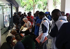 Decenas de malienses aguardan móvil en mano a ser atendidos para conseguir una cita.