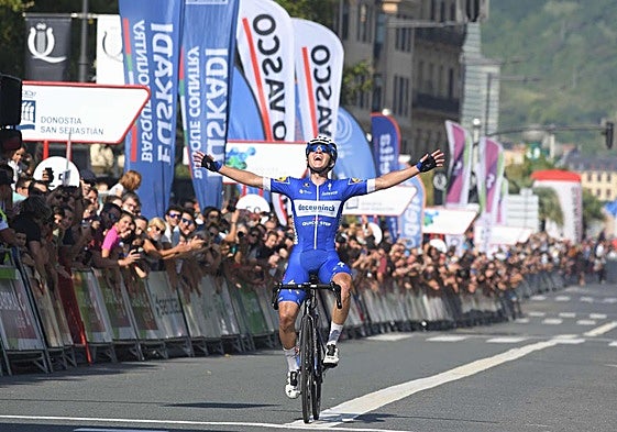 Remco evenepoel ganando la Clásica San Sebastián por primera vez en 2019.