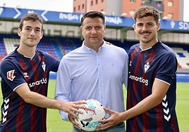 Las nuevas incorporaciones Magunazelaia y Marco Moreno flanquean al director deportivo, Palacios.