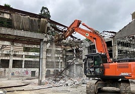 Inicio del derribo de la antigua fábrica, ayer.