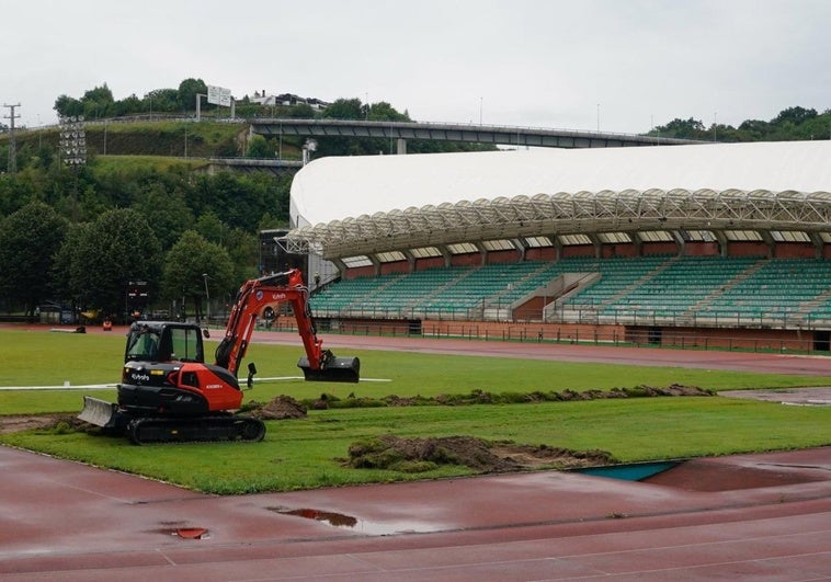 La maquinaría pesada trabaja sobre el césped del Miniestadio, ayer.