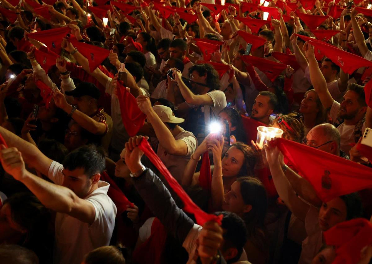 Imagen secundaria 1 - Pamplona despide los Sanfermines con el tradicional &#039;Pobre de mí&#039;