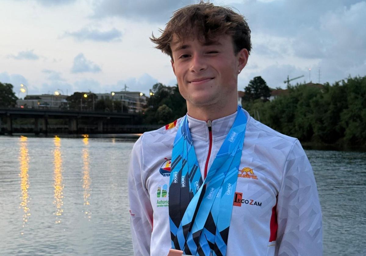 Oier Díaz posa orgulloso con las cuatro medallas.
