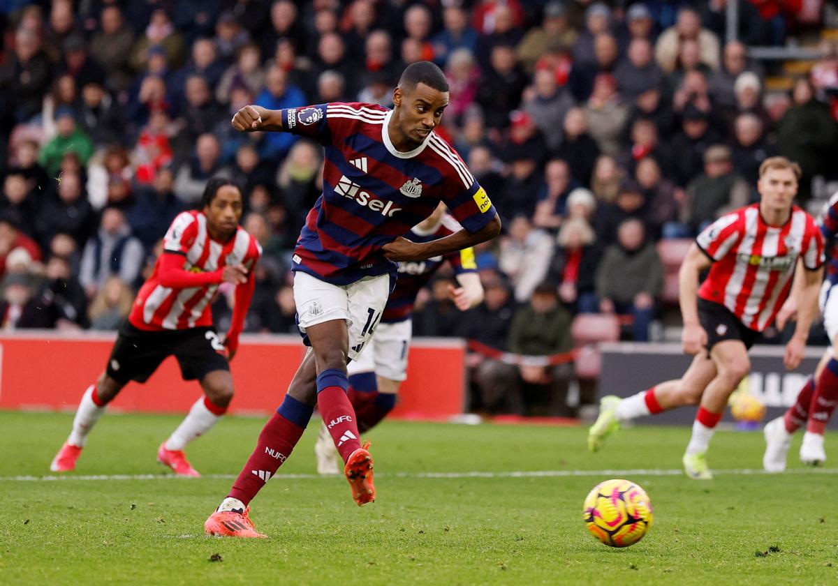Alexander Isak lanza un penalti contra el Southampton durante la liga regular.