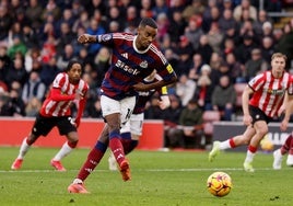 Alexander Isak lanza un penalti contra el Southampton durante la liga regular.
