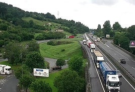 La masiva afluencia de camiones hacia Biriatou deja colas de hasta siete kilómetros en la AP-8