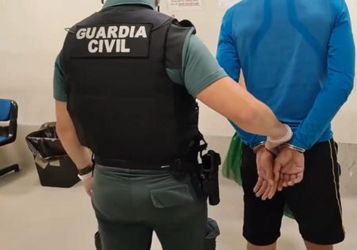El detenido en Errenteria, esta mañana en los juzgados de San Sebastián.