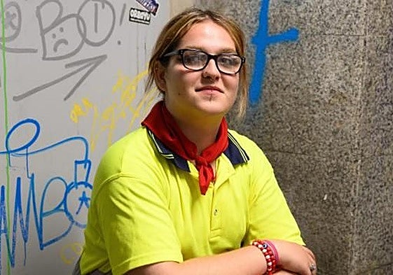 Kristina Zarza Martín en las escaleras de los baños públicos de la plaza del Castillo