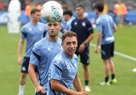 Jon Ander Olasagasti, con Gorrotxategi a su espalda, en el entrenamiento del lunes en Zubieta.