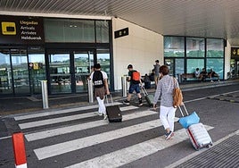 Pasajeros a su llegada al aeropuerto de Hondarribia