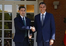 Imanol Pradales y Pedro Sánchez se saludan a la entrada de la reunión de este martes en Moncloa.