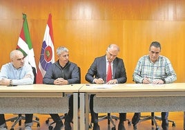 Sindicatos y nagusis de la Ertzaintza en la firma del Acuerdo.
