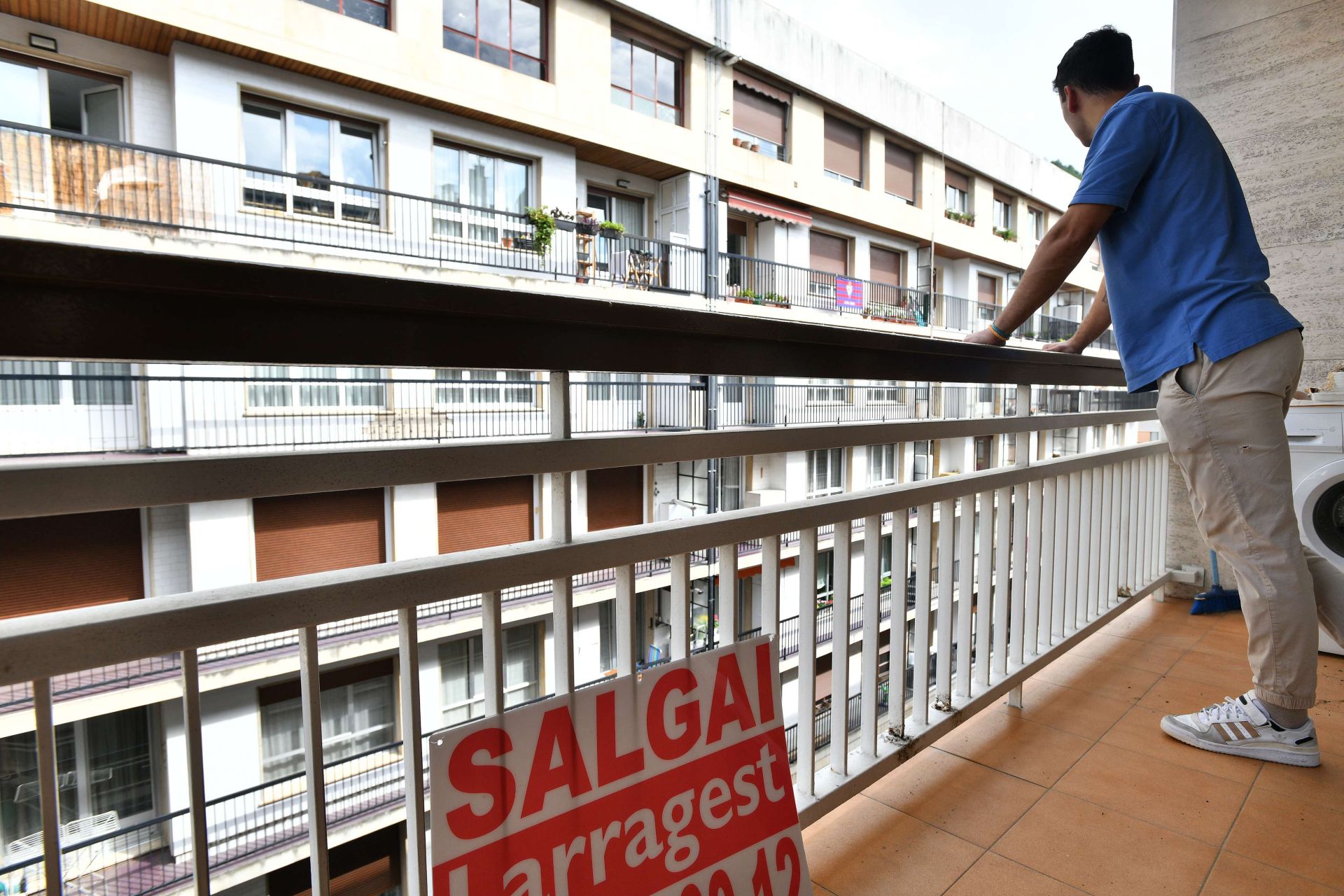 Un agente inmobiliario en una vivienda en venta en Eibar