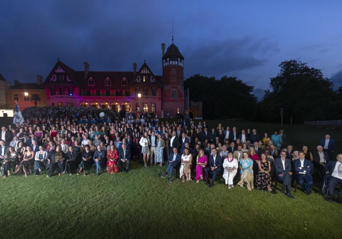 Foto de familia de los asistentes a la gala del 50 aniversario de Policlínica Gipuzkoa en los jardines de Miramar.