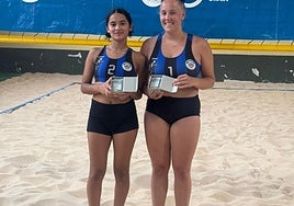 Odalys Cacerez y Olaia Laboa con el trofeo obtenido.