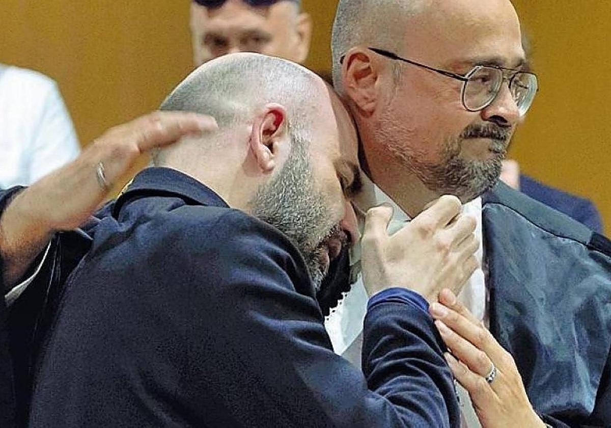 Roberto Saviano se abraza a su abogado Antonio Nobile tras conocer la sentencia.