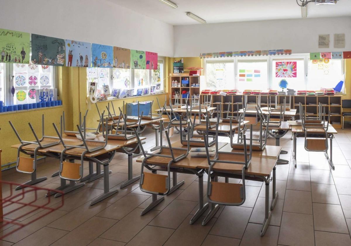 Una de las aulas del colegio Samaniego, en el que se realizará la sustitución  del alumbrado.