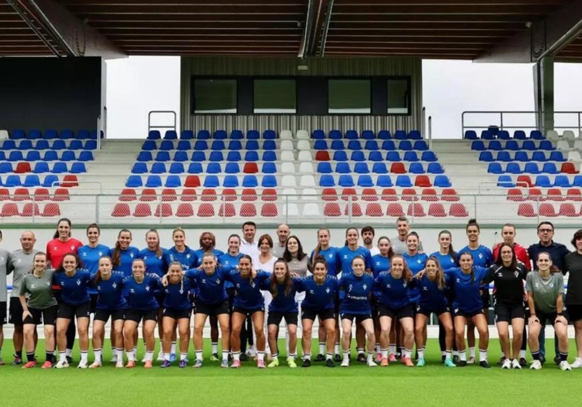 Las jugadoras del Eibar en su regreso a los entrenamientos estrenaron la Ciudad Deportiva, en compañía de todos el staff técnico.