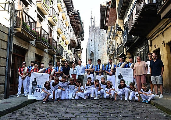 Participantes en los dos torneos de verano del Jostaldi junto a integrantes de Hondabirriko Pilota Eskola y autoridades.