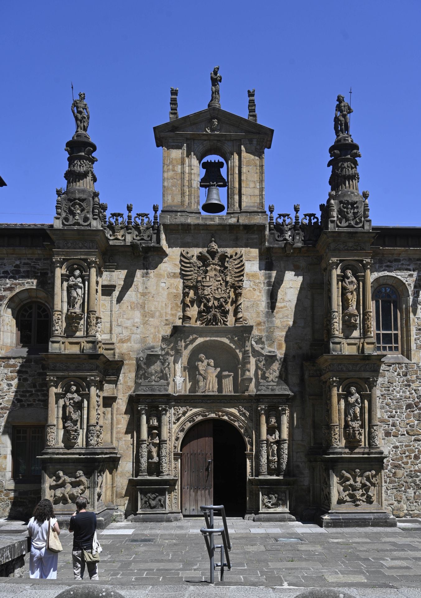 Los destrozos causados por el rayo que golpeó la Universidad de Oñati