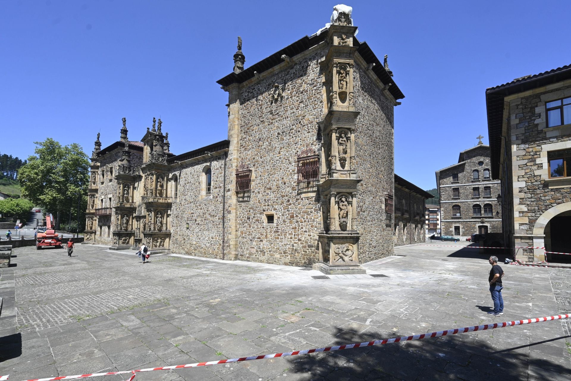 Los destrozos causados por el rayo que golpeó la Universidad de Oñati
