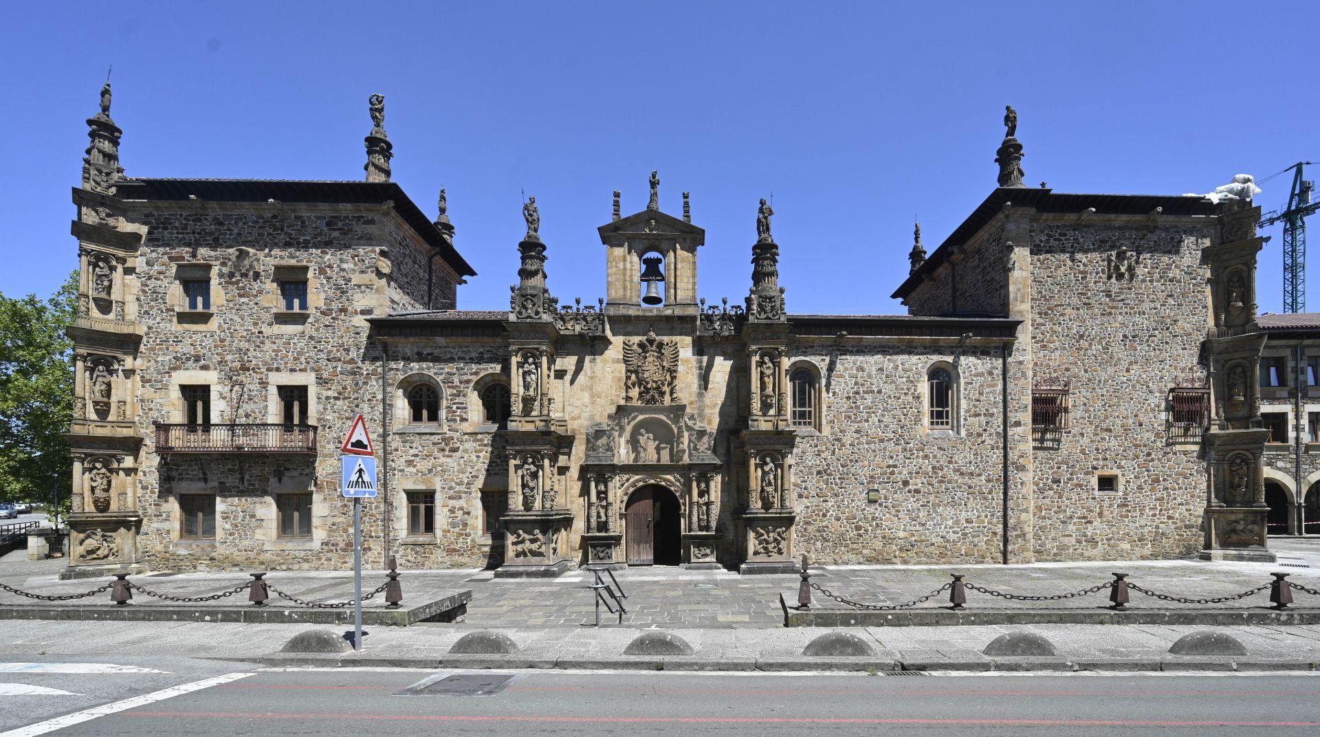 Los destrozos causados por el rayo que golpeó la Universidad de Oñati