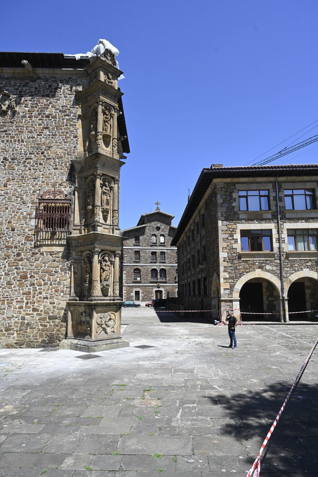 Los destrozos causados por el rayo que golpeó la Universidad de Oñati