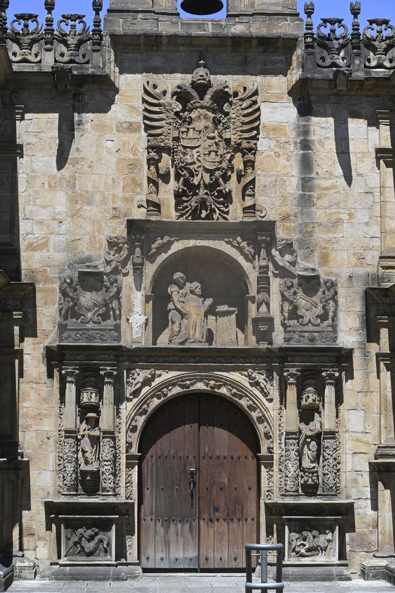 Los destrozos causados por el rayo que golpeó la Universidad de Oñati