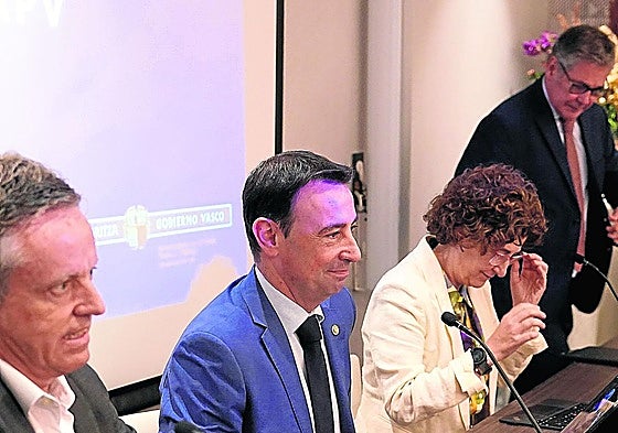 Iñaki Ruiz, Mikel Torres, Elena Pérez Barredo y Alfonso Gurpegi presentaron el informel