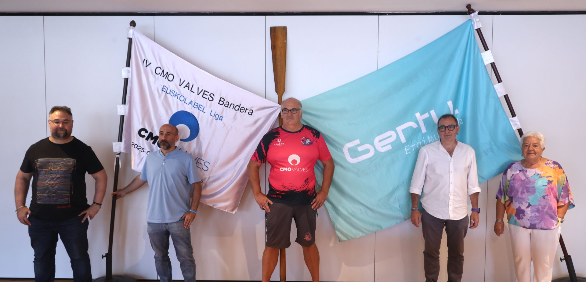 Presentación de las dos banderas que se disputan en San Juan.