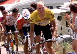 Bjarne Rijs exige a Indurain en la ascensión a Hautacam en el Tour de 1996.