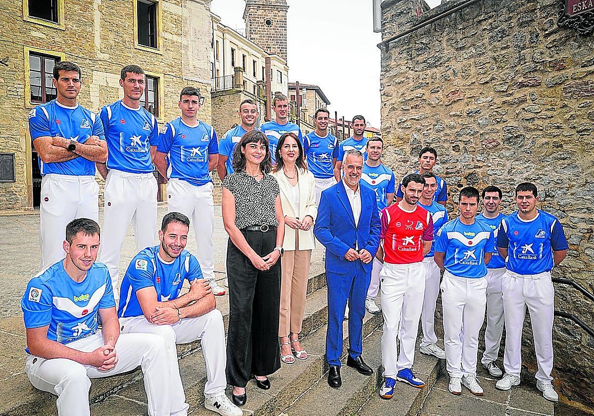 Pelotaris de las dos categorías del Torneo de la Blanca, autoridades y patrocinadores