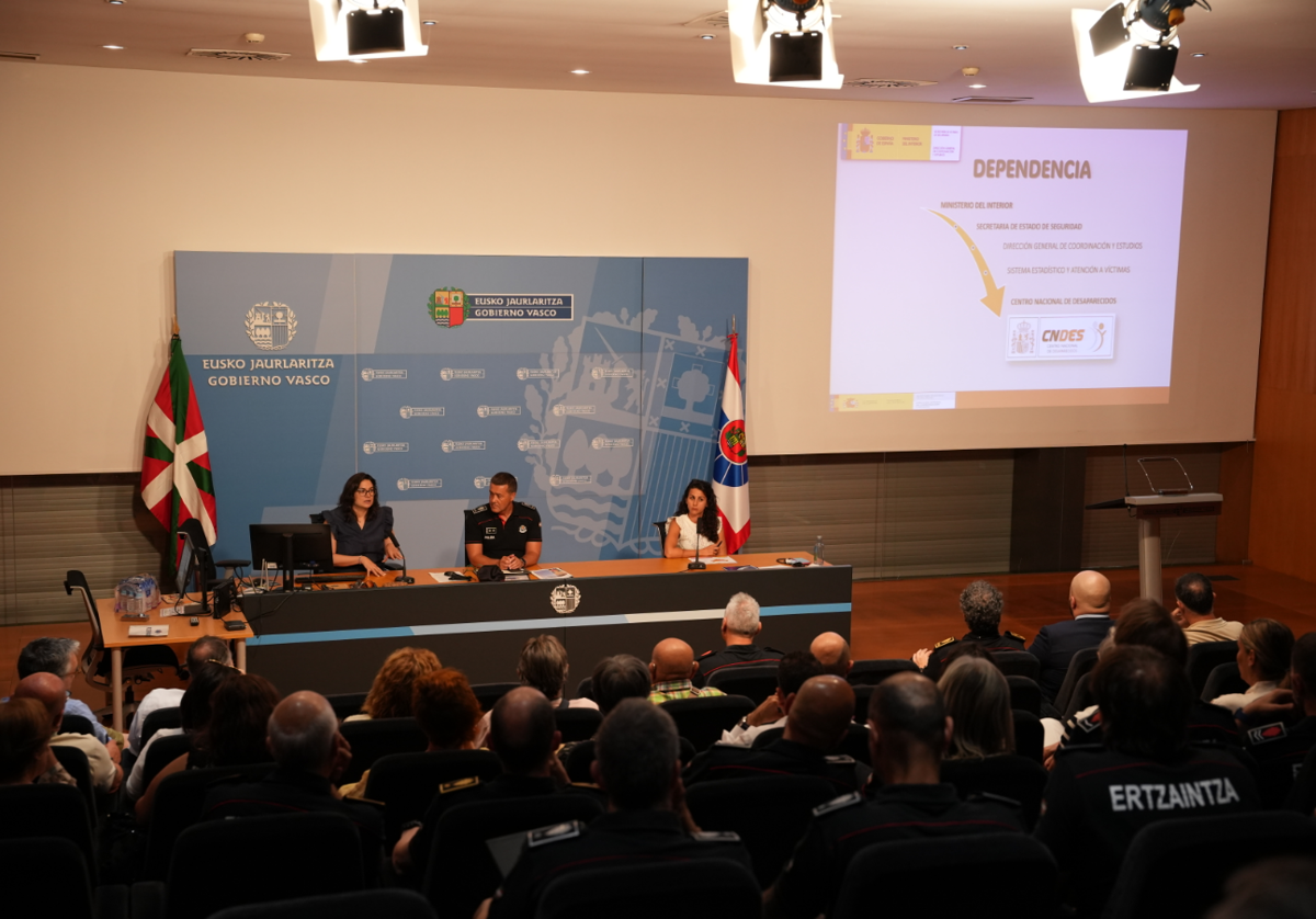 Encuentro entre la Ertzaintza y familiares de personas desaparecidas.