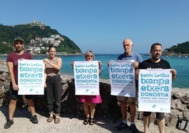 Asociados de Etxerat anunciando en Donosti su campaña para verano