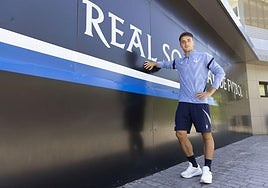Jon Gorrotxategi posa junto al escudo de la Real, ayer en Zubieta.