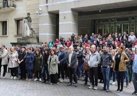 Concentración de Kontseilua tras una de las sentencias en contra el uso del euskera.