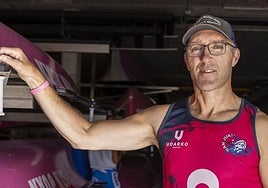 Joseba Fernández posa en el club de remo antes del entrenamiento del equipo en Pasai Donibane.