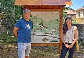 El alcalde Iñaki Alberdi y la concejala dedesarrolloJone Ormazabal.