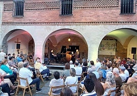 Pasa den astean Madalenako ermitan eman zuen kontzertua Aire(h)ari bikoteak eta jende ugari gerturatu zen .