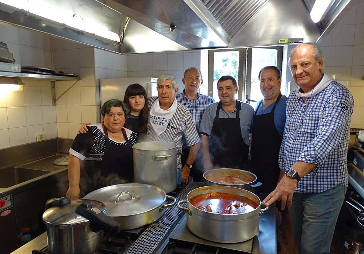 Aztiri Bat. Este viernes volverá a servir su consistente hamaiketako de inicio de fiestas.
