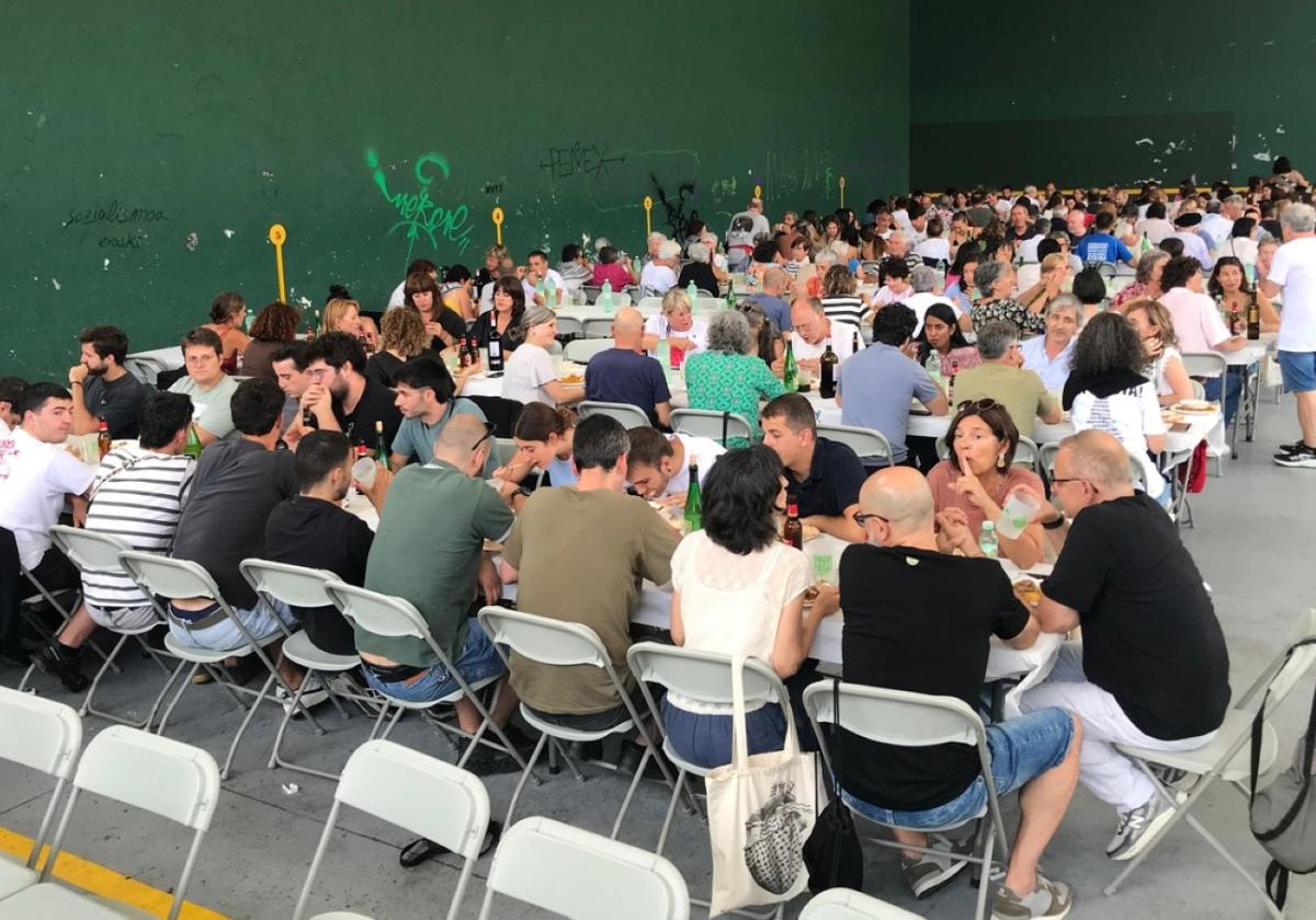 La comida se llevó al frontón de Soroeta por la previsión de mal tiempo.