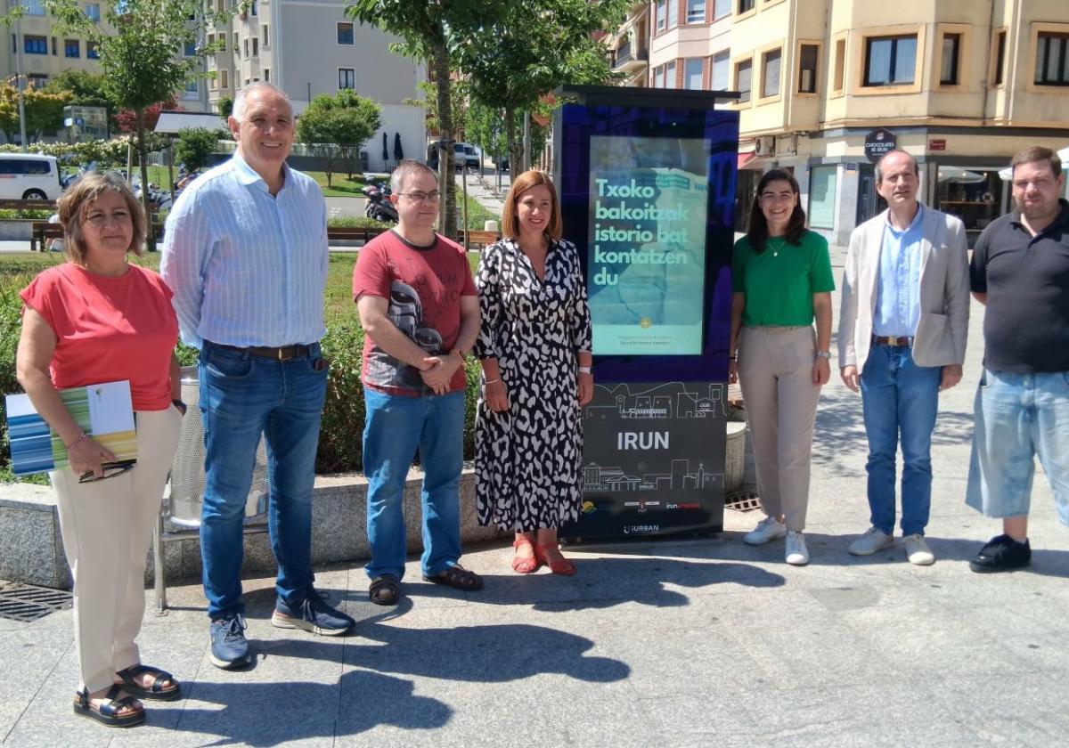 Eva Fernández (Bidasoa activa), Tomás Maeztu (Mugan), Jose Mª Lumbreras (Bidashop), la alcaldesa Cristina Laborda, la delegada Nuria Alzaga, Juanjo Jiménez (Museo Oiasso) y David Villalba (Denok Bat) junto al nuevo tótem de la plaza Genaro Etxeandia.