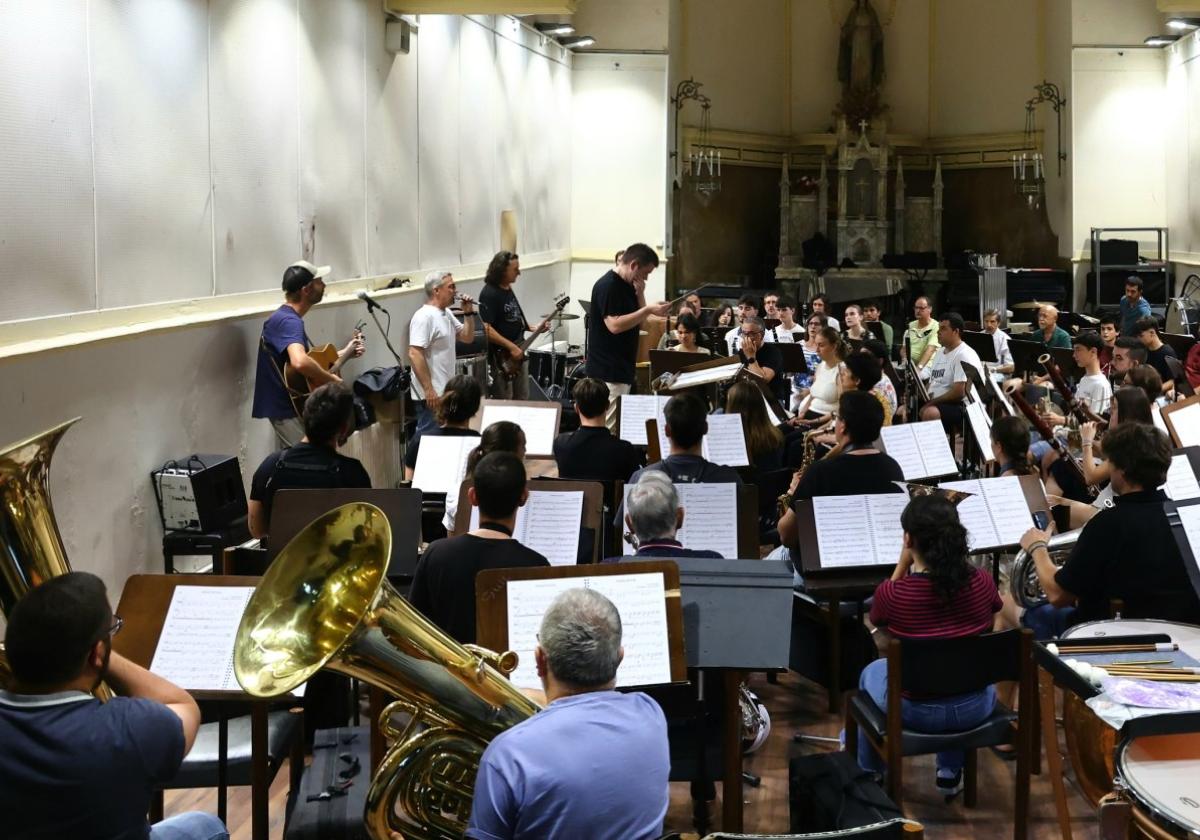 Sorotan Beleko eta Musika Bandako kideak, pasa den asteartean Mirarizko Ama Brijinaren kapera egindako entseguan.