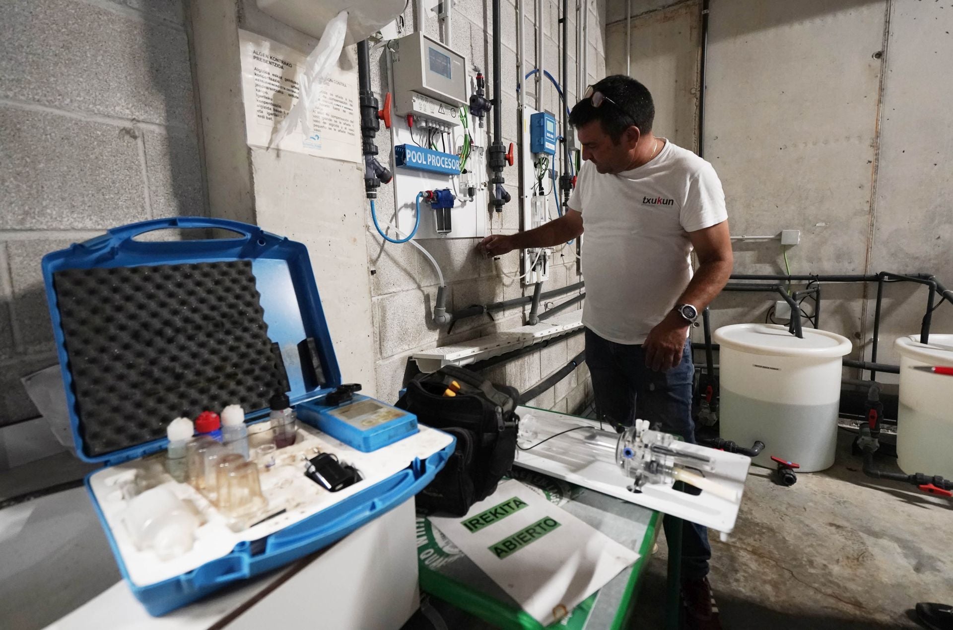 La labor de un técnico en mantenimiento de piscinas