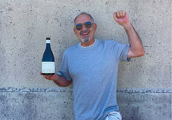 Karlos Arguiñano junto a Kilima, el nuevo txakoli de Bodega K5.