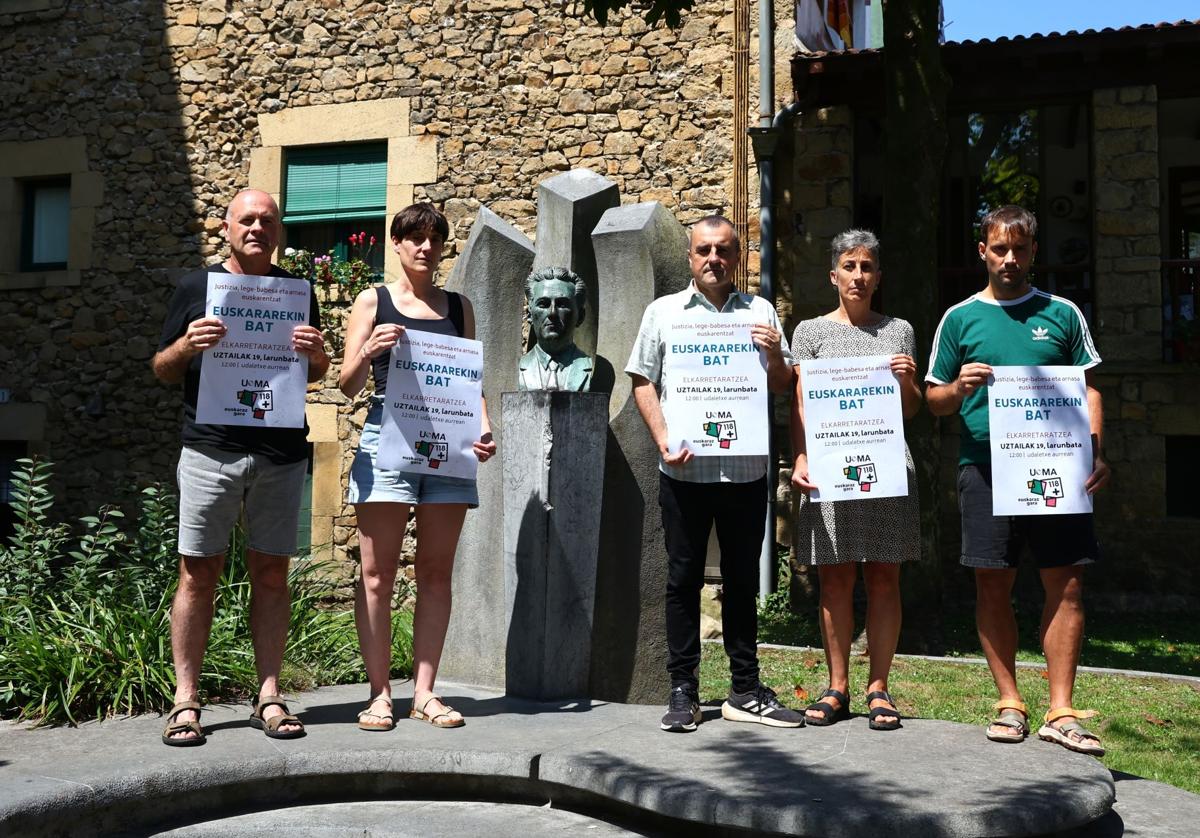 Miembros de la junta directiva de UEMA con los carteles llamando a concentrarse el sábado.