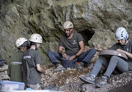 Arqueólogos de Aranzadi en la excavación de la cueva de San Adrián.