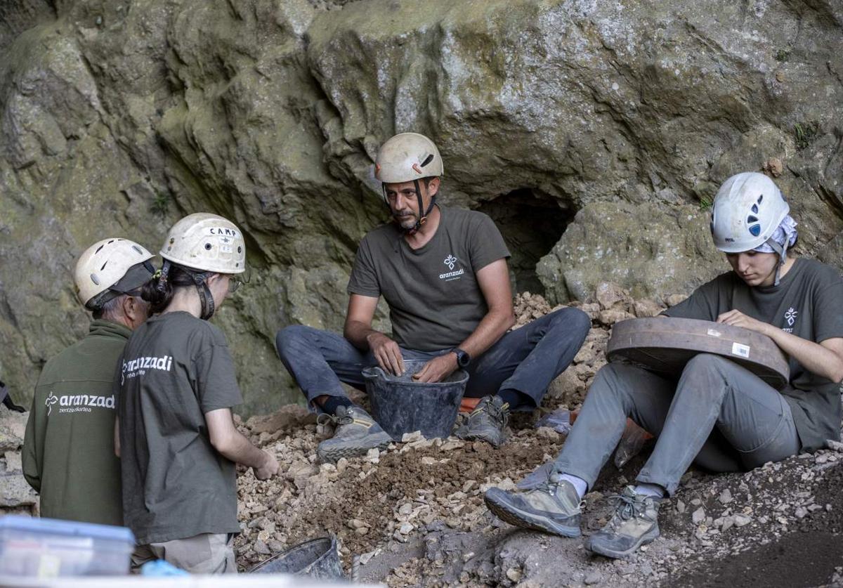 Arqueólogos de Aranzadi en la excavación de la cueva de San Adrián.