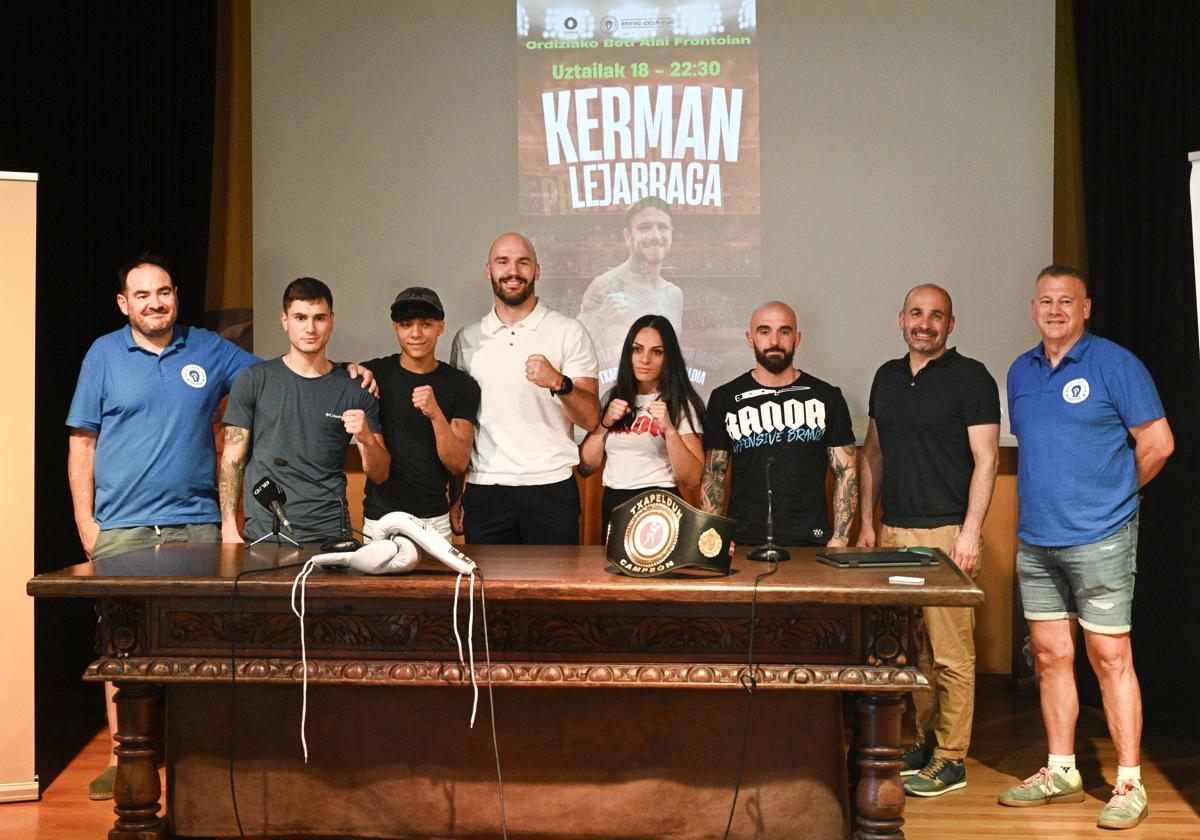 Teniendo de fondo la imagen de Kerman Lejarraga, al que se homenajeará en el frontón, todos posan con la guardia bien colocada