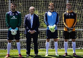 Luis Arconada posa junto a los tres porteros de la Real con las nuevas indumentarias en homenaje a la leyenda realista.